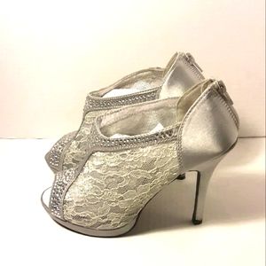 EUC DE BLOSSOM Platinum Lace & Satin Yael Heels
